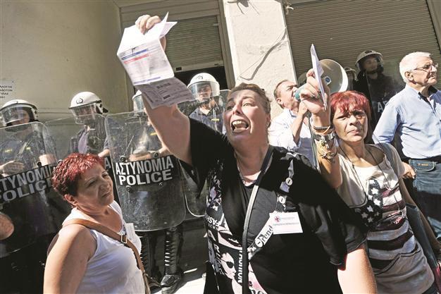 Euro loses over Greek woes as austerity move hits block