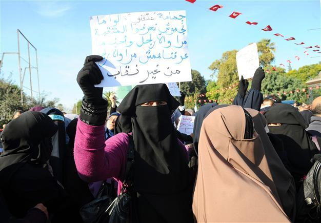 Islamists protest in Cairo, call for Islamic Law