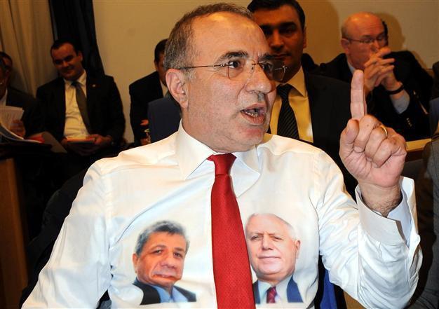 Opposition deputy handcuffs himself in protest of imprisoned deputies situation