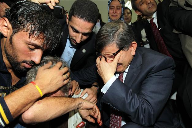 Turkish FM Davutoğlu brought to tears in Gaza