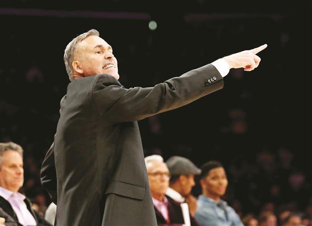 D’Antoni at the helm as Lakers beat Nets