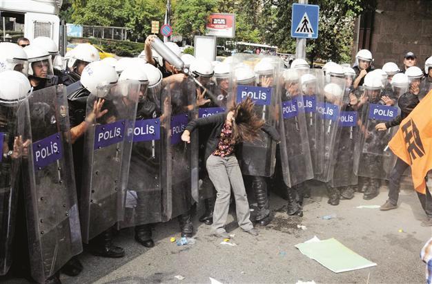 Police fire pepper spray on anti-war protesters
