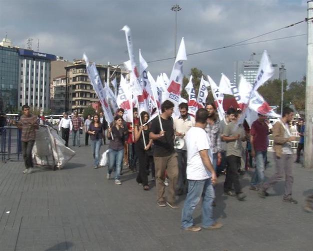 Crowds demonstrate against war with neighbor
