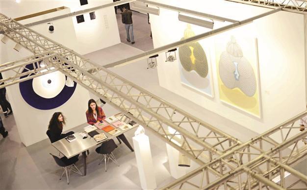 Contemporary Istanbul closes to enthusiastic crowds