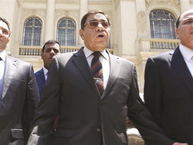 Egypt’s prosecutor defies Morsi’s order