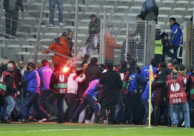 Clashes erupt during Fenerbahçe vs Marseille game
