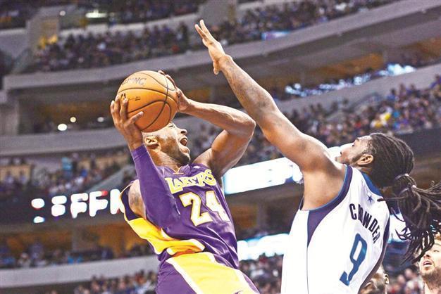LA Lakers start hot, roll past Mavericks with 26 pts