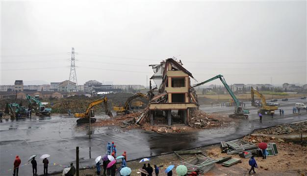 China’s highway house has been demolished