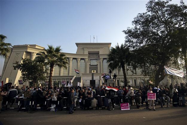 Islamist protesters force Egypt court to halt session