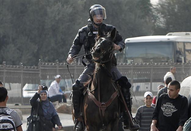 Israel troops kill axe-wielding Palestinian: police