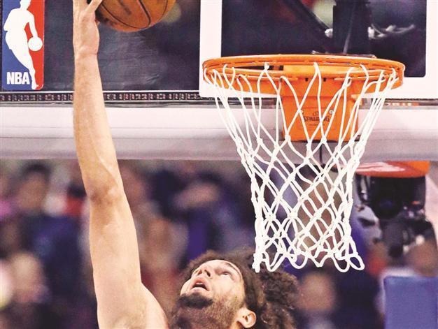 Lopez helps Hornets sting Bucks