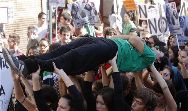 Spanish students protest education cuts
