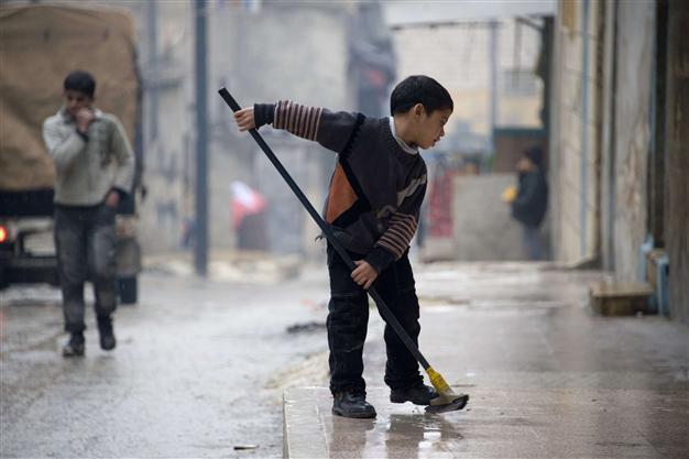 Syrians pick up pieces amid deepening crisis