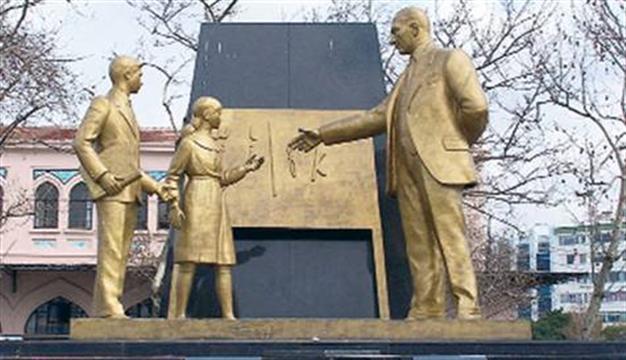 Atatürk monument will not be removed from square, Istanbul mayor says