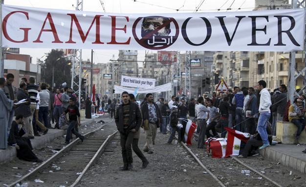 Egypt fighter jets fly low over Cairo amid political crisis