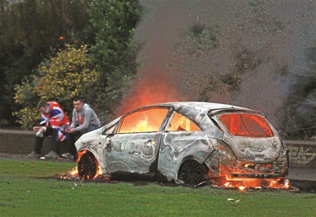 Police attacked amid flag row in Northern Ireland