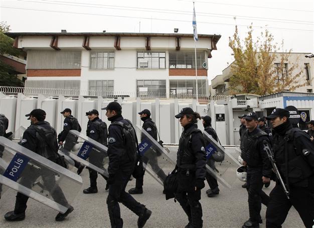 Police forces order flashlights that cause temporary blindness