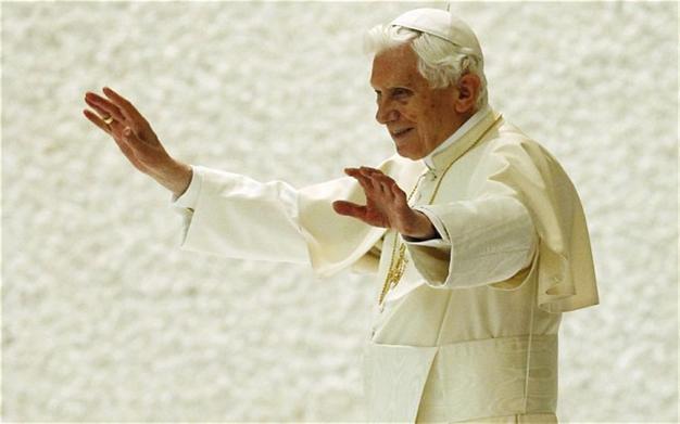Pope pardons butler, expels him from Vatican