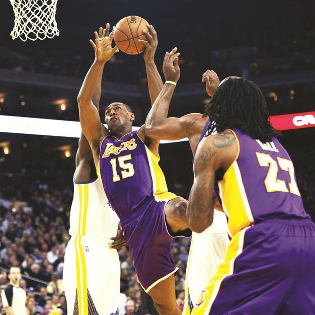 Lakers beat Warriors with 3 pointer by World Peace
