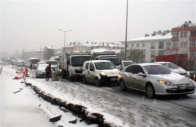 Istanbul traffic blocked due to snow