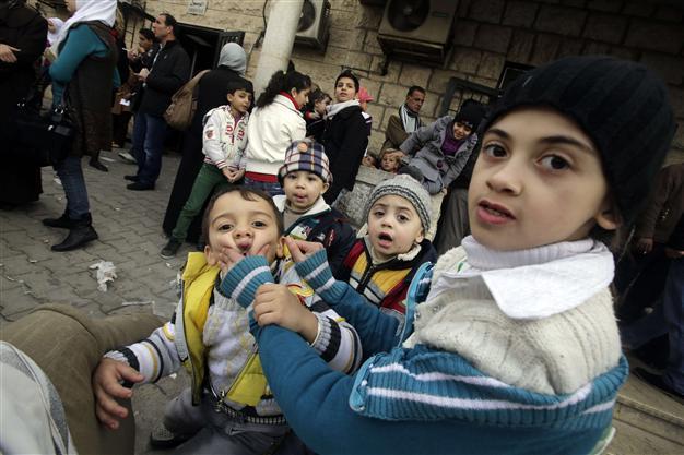Thousands of Palestinians return to Damascus refugee camp