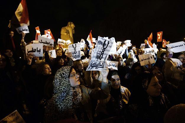 Tear gas fired as clashes erupt over Egypt referendum