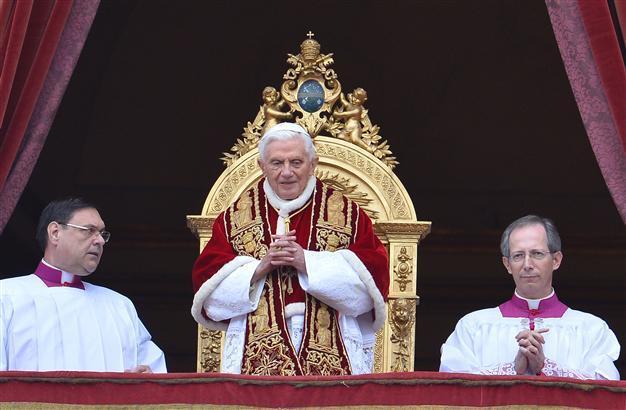 Pope urges end to bloodshed in Syria in Christmas message