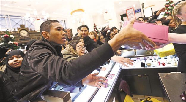 London train strike fails to deter bargain hunters
