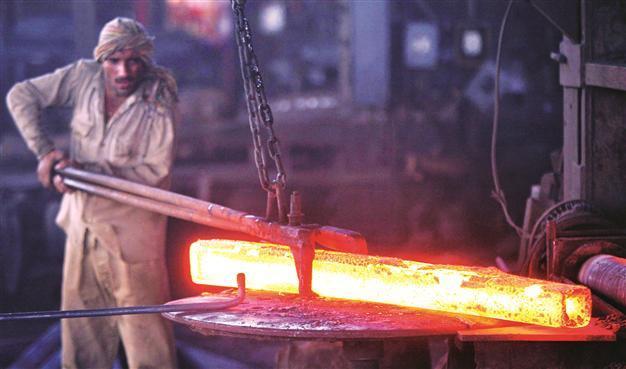 Indian output falls despite gov’t efforts