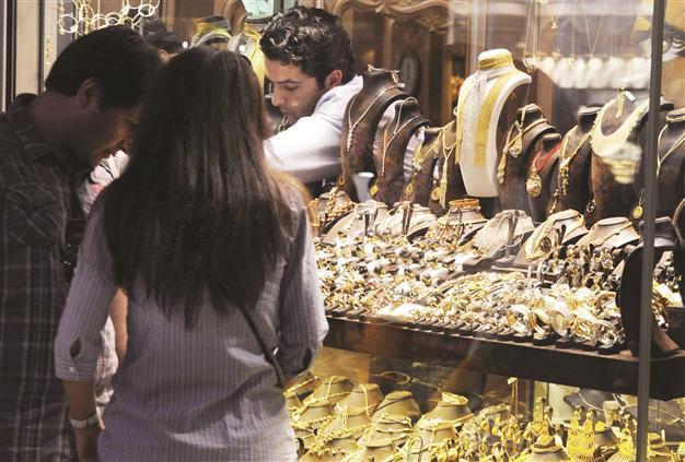 Jewelers clear deck for battle against lenders