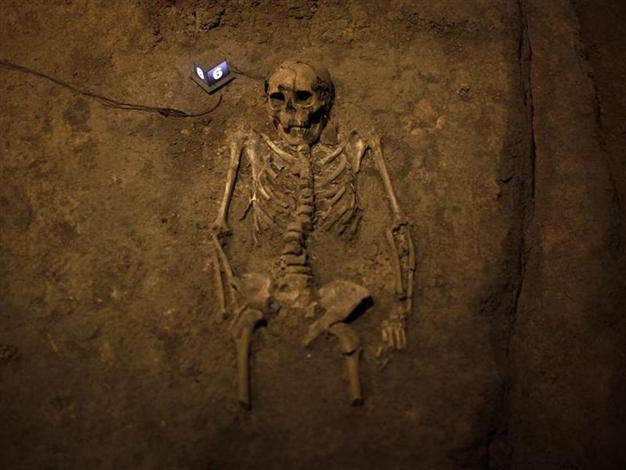 Mexico archeologists uncover 800-year-old skeletons