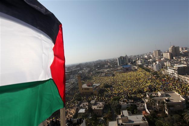 Hamas allows mass Fatah rally in Gaza