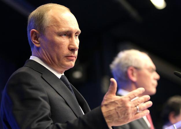 Putin signs helicopter, jet deals with Indian PM