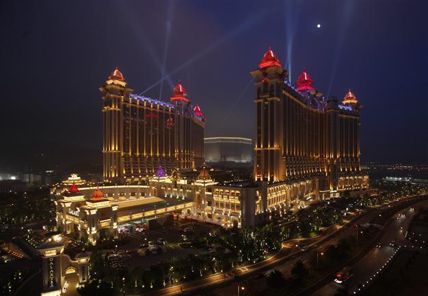 Macau gambling revenue hits record $38 billion in 2012
