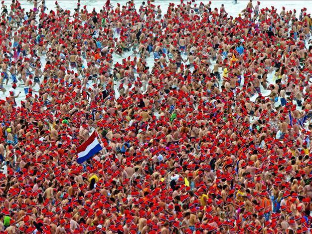 Record 40,000 Dutch in New Year North Sea dip