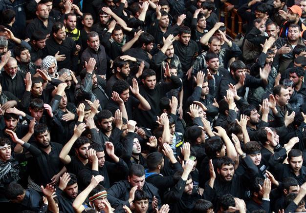 Car bomb kills 17 Shiite pilgrims in Iraq