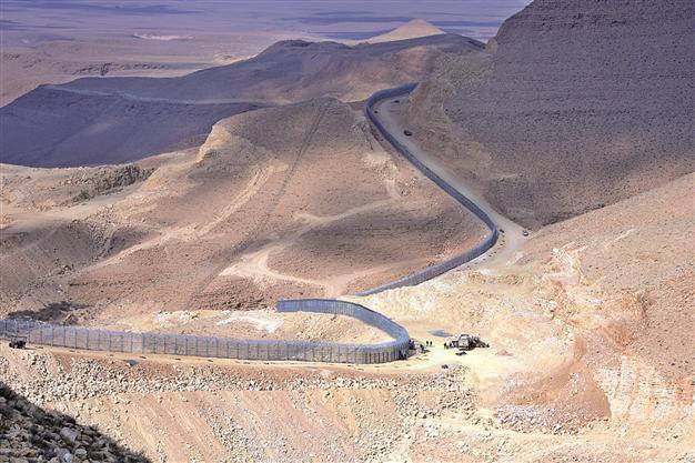 Israel completes Egypt border fence