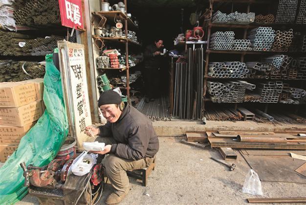 China trade surplus surges despite economic weakness