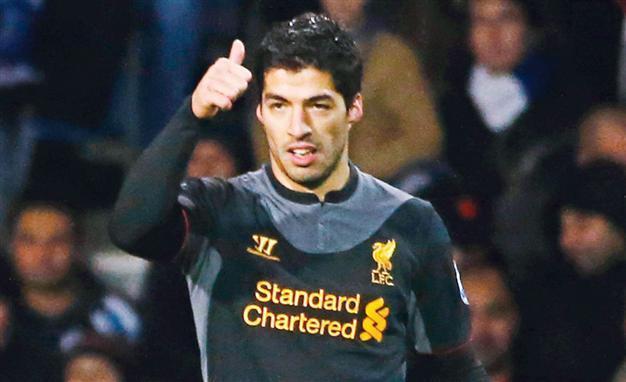 Eyes on RVP, Suarez as English rivals clash