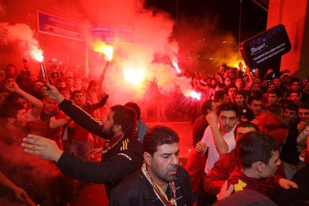 Galatasaray fans welcome Manchester United back to hell