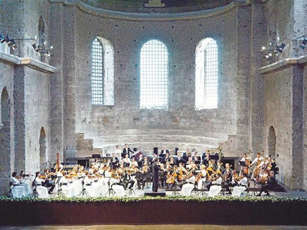 Borusan with stars of opera