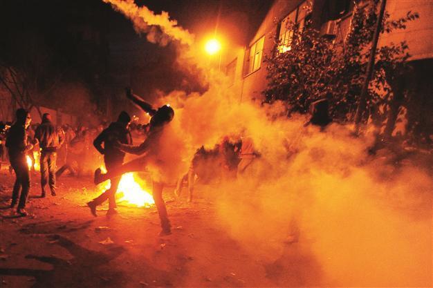 Morsi fails to prevent street fights between Egyptian police, ultras