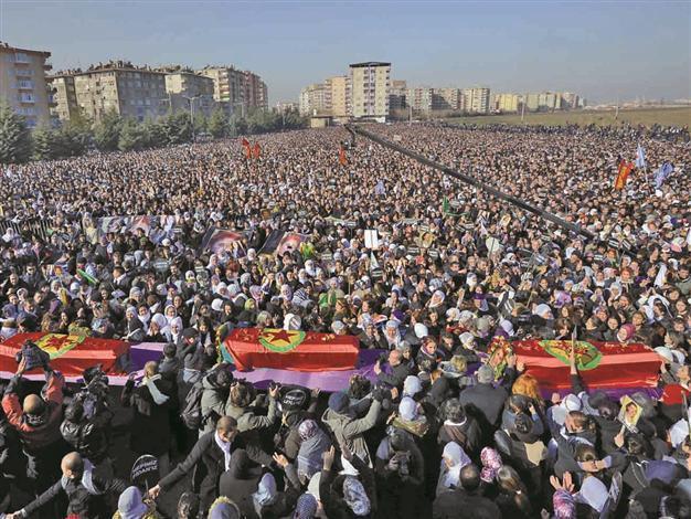 Crowds at PKK funeral as bosses join peace chorus