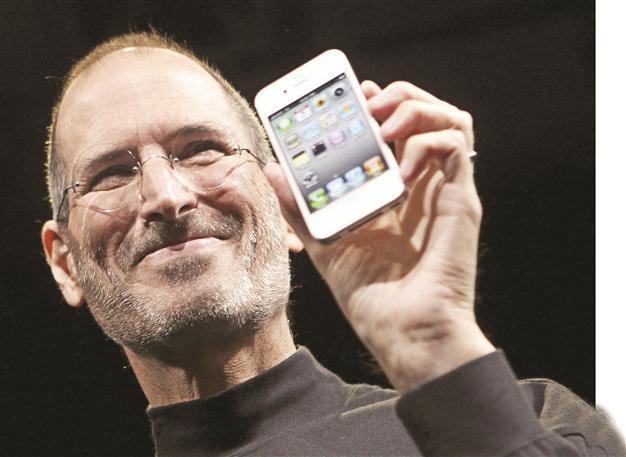 First movie on Steve Jobs to debut at Sundance