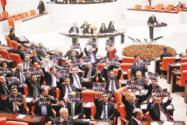 AKP to seek ‘organic terror ties’ to lift MPs’ immunities