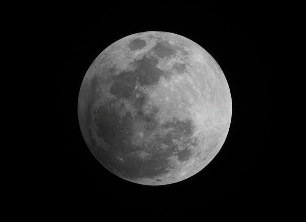 Moons battered crust reveals tumultuous past