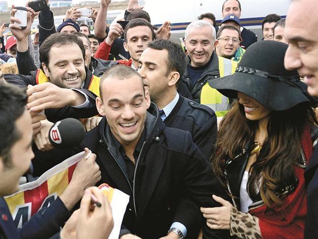 Highly anticipated Sneijder finally arrives in Istanbul