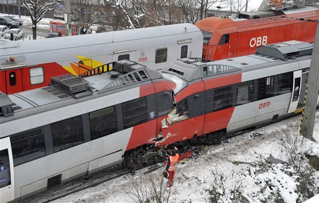 Vienna trains collide, dozens said hurt, 5 badly
