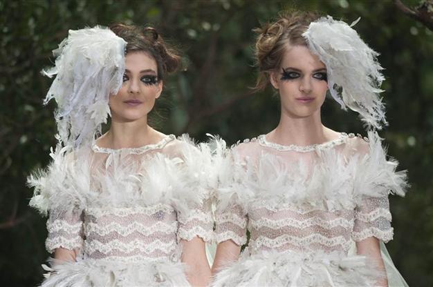 Lagerfeld supports gay marriage in lesbian couture