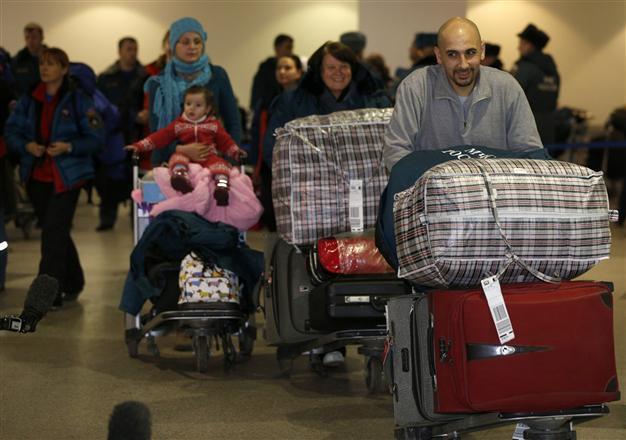 First Russians return to Moscow after fleeing Syria